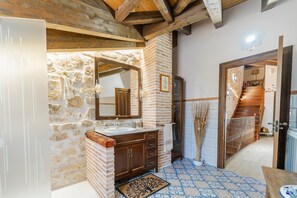 Interior - Holiday Home 'El Rincón De Hornuez' with Mountain View, Balcony and Wi-Fi (Moral de Hornuez)