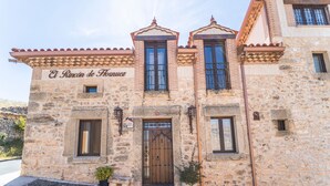 Un edificio de piedra con un letrero que dice 'El Rincon de Huelva'.