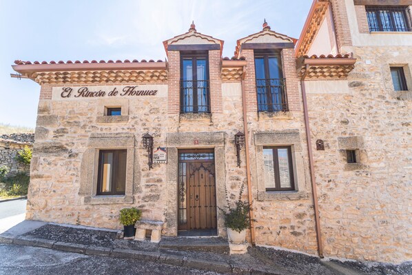 Ein Steinhaus mit einem Schild, auf dem 'El Rincon de Huelva' steht.