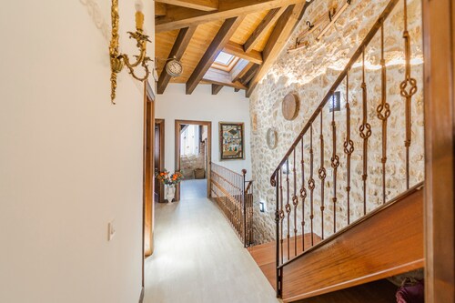 Holiday Home 'El Rincón De Hornuez' with Mountain View, Balcony and Wi-Fi