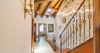 Holiday Home 'El Rincón De Hornuez' with Mountain View, Balcony and Wi-Fi