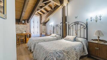 5 bedrooms, iron/ironing board, free WiFi, bed sheets