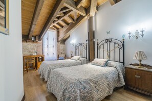 5 slaapkamers, een strijkplank/strijkijzer, gratis wifi, beddengoed