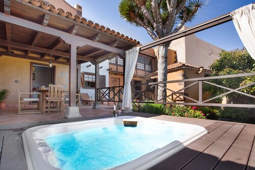 Holiday Home 'La Casona De La Rambla' with Sea View, Private Garden, Hot Tub