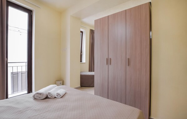 Travel crib, free WiFi, bed sheets