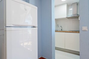 Cafeteira/chaleira, geladeira, micro-ondas, cooktop