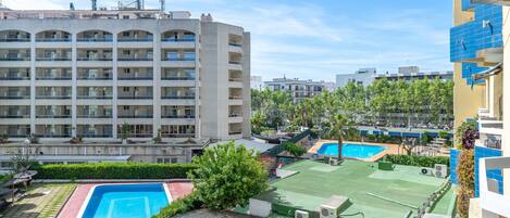 Un hôtel à plusieurs étages doté d’une piscine sur le toit et d’un espace piscine séparé.