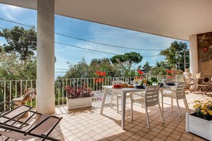Outdoor dining - Apartment 'Rooftopnerano - Amazing Sea View' with Sea View, Wi-Fi and Air Conditioning (Marina del Cantone)