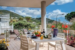 Outdoor dining - Apartment 'Rooftopnerano - Amazing Sea View' with Sea View, Wi-Fi and Air Conditioning (Marina del Cantone)