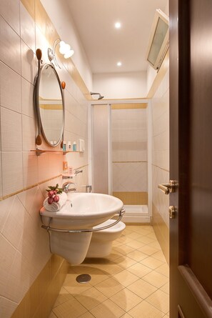 Shower, hair dryer, towels - Apartment 'Rooftopnerano - Amazing Sea View' with Sea View, Wi-Fi and Air Conditioning (Marina del Cantone)