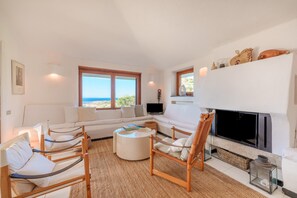 Tv, eldstad och ett bordtennisbord