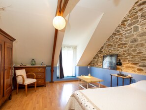 4 bedrooms, iron/ironing board, WiFi - Ville Guerin by Interhome (Saint Coulomb)