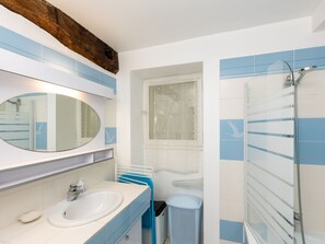 Hair dryer, towels - Ville Guerin by Interhome (Saint Coulomb)