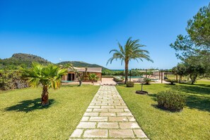 Property grounds - Country House 'Sis Quartons' with Private Pool, Wi-Fi and Air Conditioning (Capdepera)