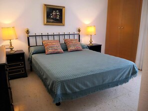2 bedrooms, iron/ironing board, travel cot, free WiFi