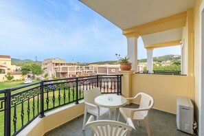 Outdoor dining - Apartment In A Hotel 'Kosmos Studio 6' with Shared Terrace, Wi-Fi and Air Conditioning (Corfu)