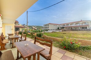 Outdoor dining - Apartment In A Hotel 'Kosmos Studio 6' with Shared Terrace, Wi-Fi and Air Conditioning (Corfu)