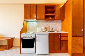 Køleskab, ovn, kogeplade, elkedel