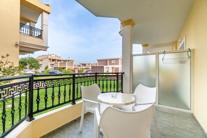 Outdoor dining - Apartment In A Hotel 'Kosmos Studio 4' with Shared Terrace, Wi-Fi and Air Conditioning (Corfu)