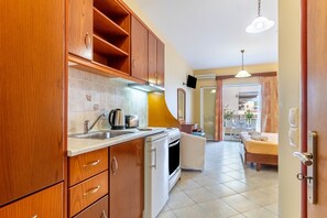 1 bedroom, free WiFi, bed sheets - Apartment In A Hotel 'Kosmos Studio 4' with Shared Terrace, Wi-Fi and Air Conditioning (Corfu)