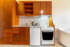 Réfrigérateur, un four, surface de cuisson, bouilloire électrique