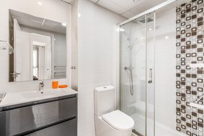 Shower, hair dryer, towels - Apartment 'Tindra Punta Marina' with Shared Pool, Wi-Fi and Air Conditioning (Torrevieja)