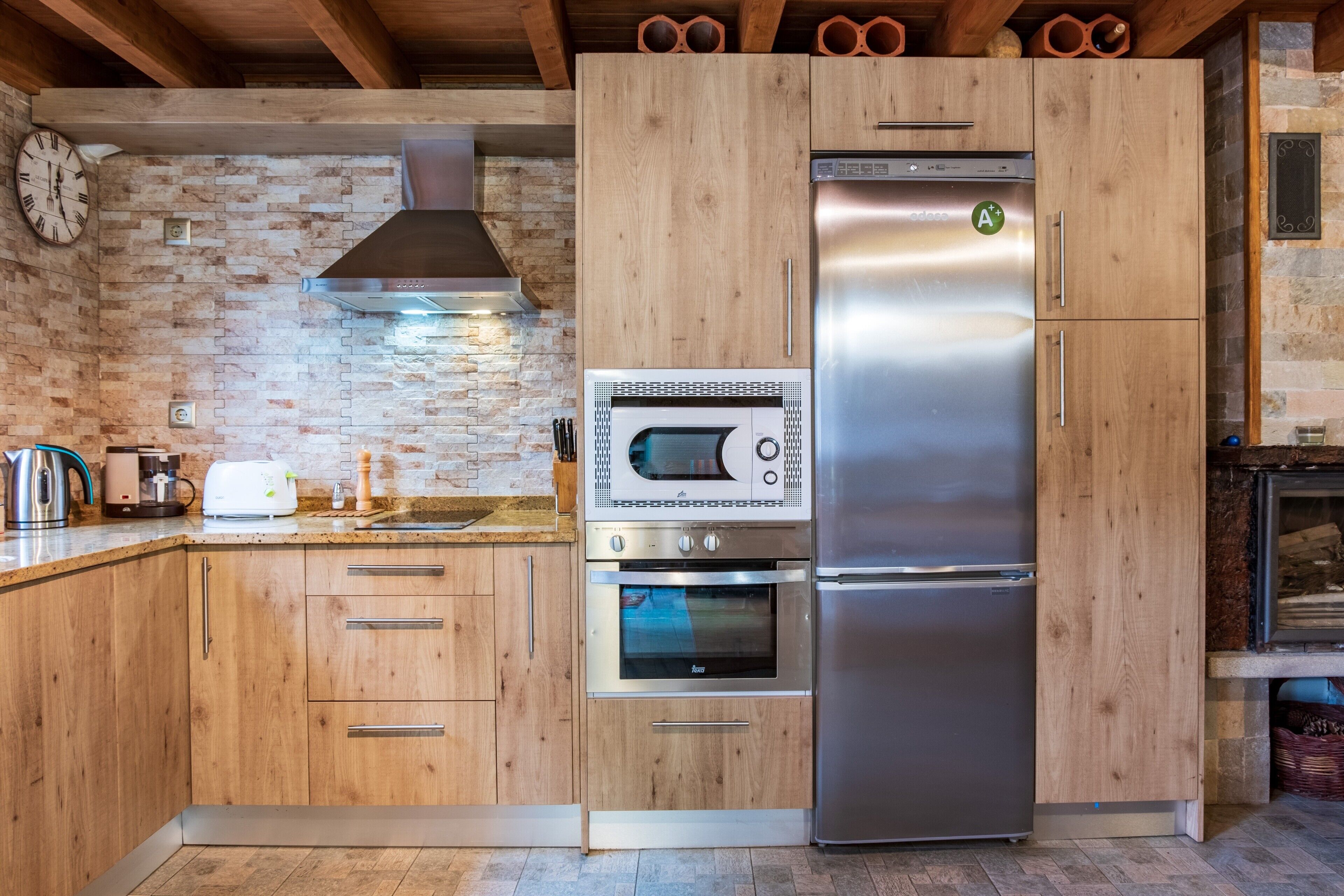 Frigorífic, microones, forn i placa de cuina 