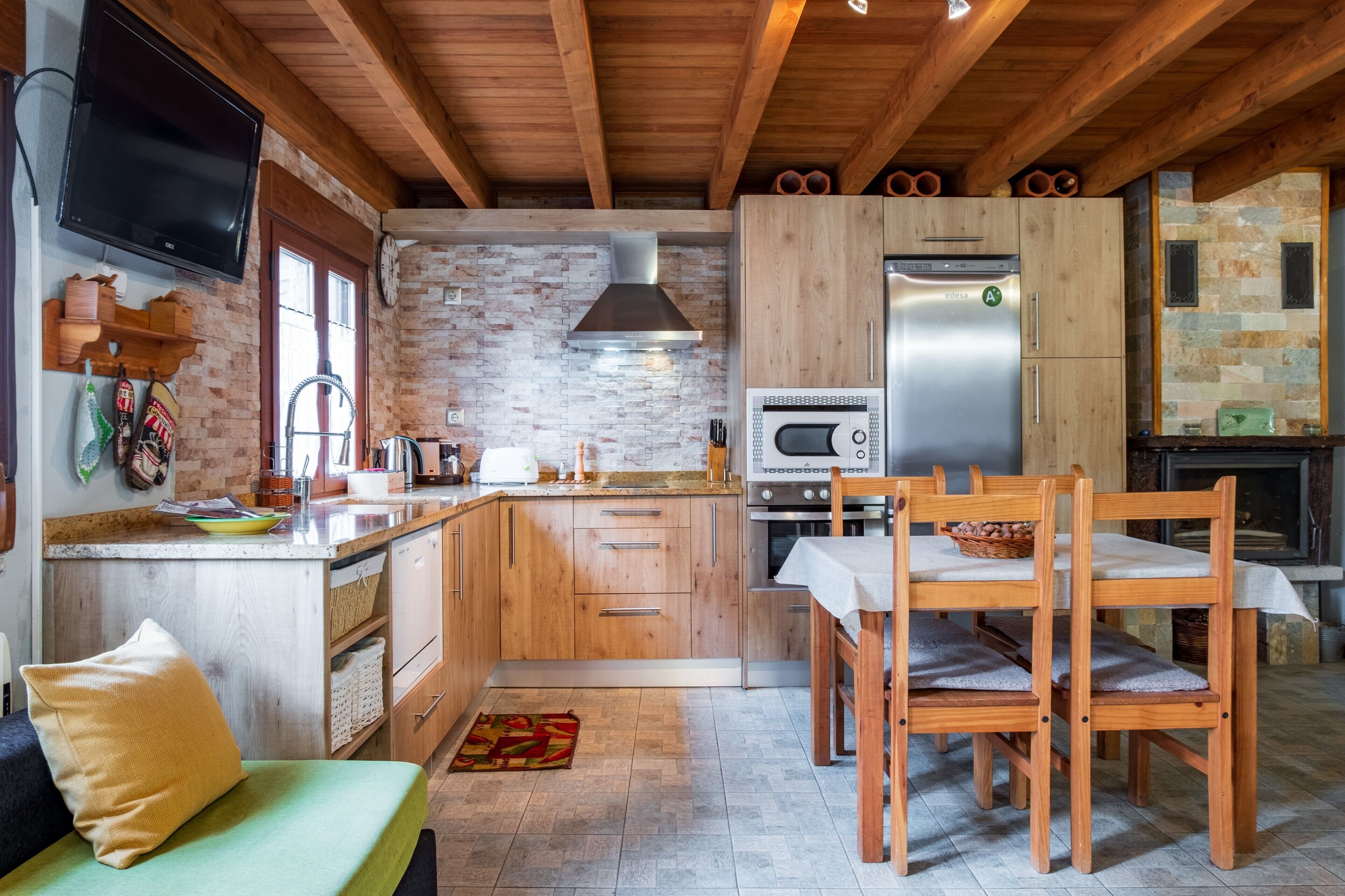 Kylskåp, mikrovågsugn, ugn och spishäll