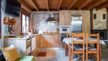 Kylskåp, mikrovågsugn, ugn och spishäll