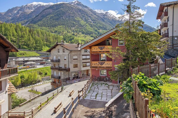 Exterior - Apartment 'Maison De La Musique' with Mountain View, Shared Terrace and Wi-Fi (Cogne)