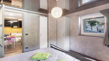 1 habitación, tabla de planchar con plancha, wifi gratis y ropa de cama