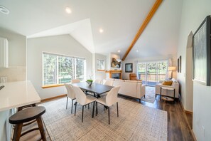 Smart TV, fireplace, offices, computer monitors - The Nest at Eagle Crest Resort | Hot Tub | Golf (Redmond)