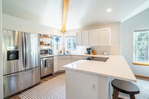 Een koelkast, een magnetron, een oven, een kookplaat