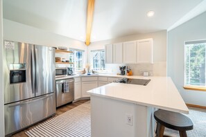 冷蔵庫、電子レンジ、オーブン、コンロ