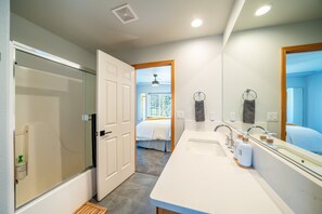 Ducha, secador de pelo, toallas