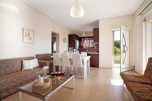 Living area - Country House 'Villa Ermina Paleros' with Wi-Fi and Air Conditioning (Palairos)