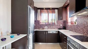 Kühlschrank, Ofen, Herdplatte, Wasserkocher mit Kaffee-/Teezubehör