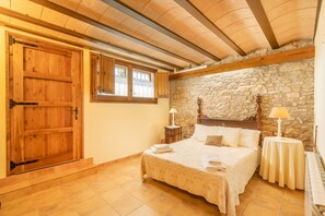 4 bedrooms, free WiFi, bed sheets - Casa Marcús. Country House with Private Pool, BBQ, Games Room & 4 Suites (12 Guests) (Olius)