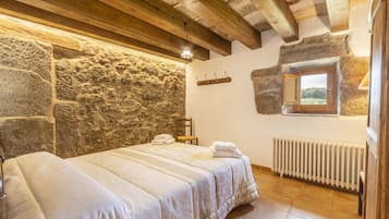 5 bedrooms, iron/ironing board, free WiFi, bed sheets