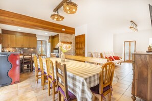 Dining - Holiday Home 'Casa Ponet' with Mountain View, Private Pool and Wi-Fi (Solsona)