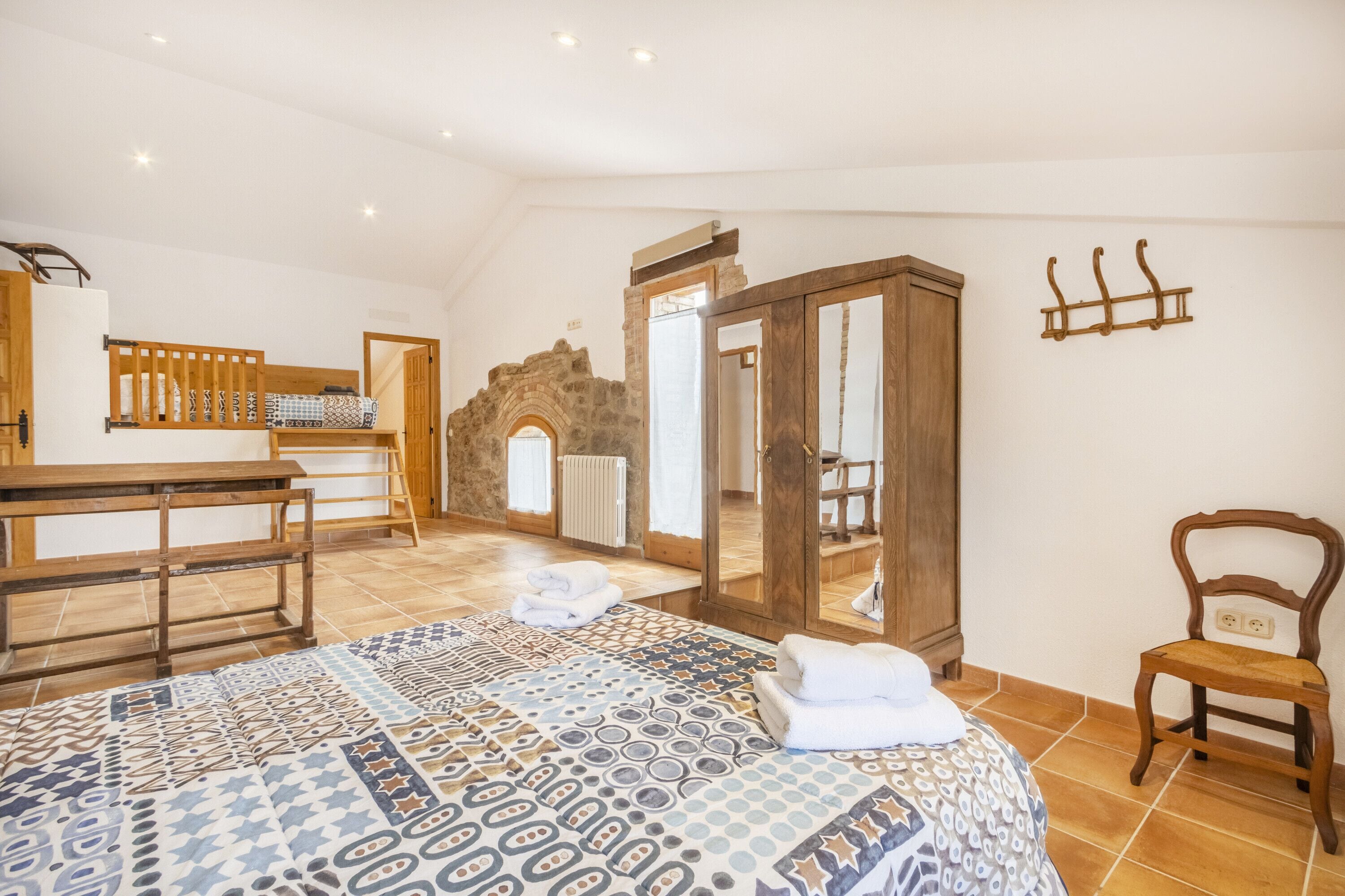 5 habitaciones, tabla de planchar con plancha y wifi gratis 