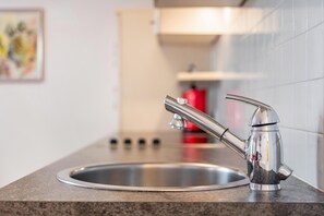 Een koelkast, een oven, een kookplaat, een vaatwasser