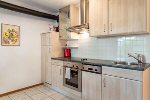 Frigorífico, horno, placa de cocina y lavavajillas