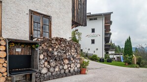 A building with a stone wall, a wooden bench, and a sign that reads 'Grotthof.' - Apartment 'Latemar' with Mountain View, Shared Garden and Wi-Fi (Nova Ponente)