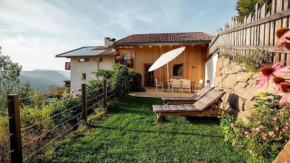 Une maison dotée d’un patio, d’un coin repas et offrant une vue sur les montagnes.