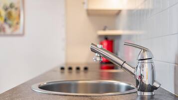 Frigorífico, horno, placa de cocina y lavavajillas