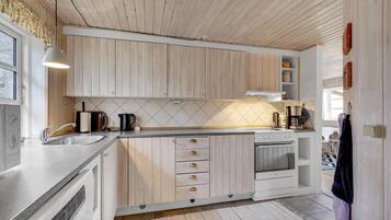 Jääkaappi, liesi, astianpesukone, kahvin-/teenkeitin