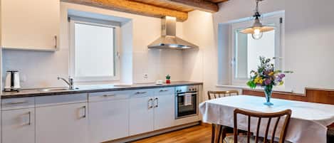 Fridge, oven, stovetop, dishwasher