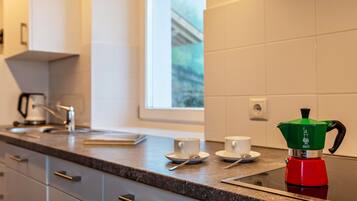 Fridge, oven, stovetop, dishwasher