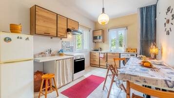 Fridge, stovetop, coffee/tea maker, cookware/dishes/utensils